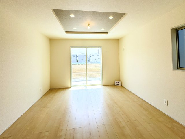 柏市新逆井2丁目新築戸建【土南部小学校:7分】の居間・リビング|16.7帖リビングダイニングキッチン・折り上げ天井