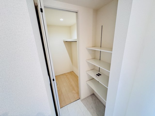 柏市新逆井2丁目新築戸建【土南部小学校:7分】の脱衣所|脱衣所横・リネン庫スペース