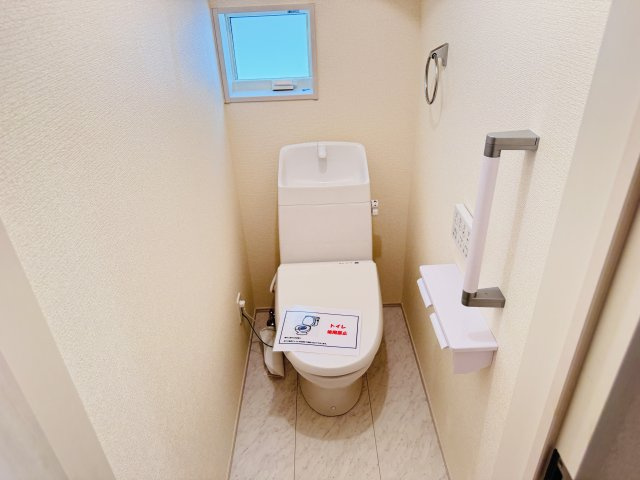 柏市新逆井2丁目新築戸建【土南部小学校:7分】のトイレ|温水洗浄暖房便座つきトイレ