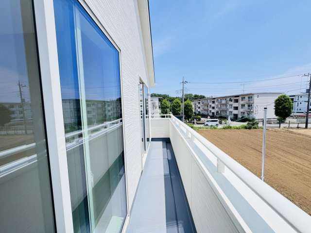 柏市新逆井2丁目新築戸建【土南部小学校:7分】のバルコニー|南向きワイドバルコニー・日当たり良好♪