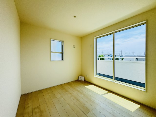 柏市新逆井2丁目新築戸建【土南部小学校:7分】の子供部屋|5.2帖洋室・南側バルコニー前の明るいお部屋です♪