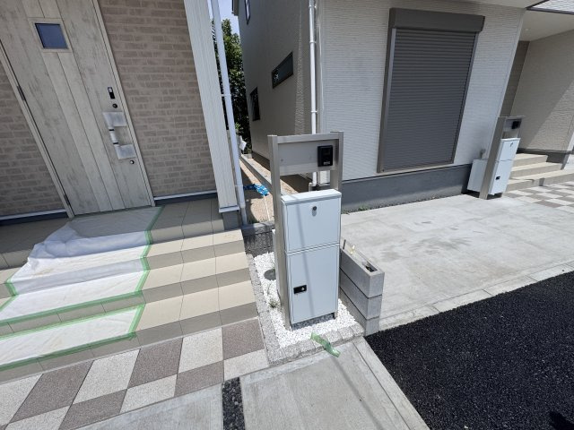 柏市新逆井2丁目新築戸建【土南部小学校:7分】の防犯設備|インターホン・宅配ボックス完備