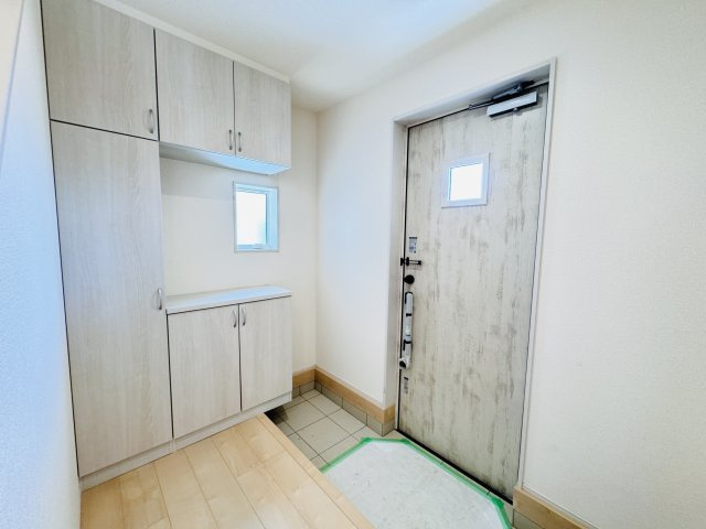 柏市新逆井2丁目新築戸建【土南部小学校:7分】の玄関|玄関ホール・容量たっぷりシューズボックス