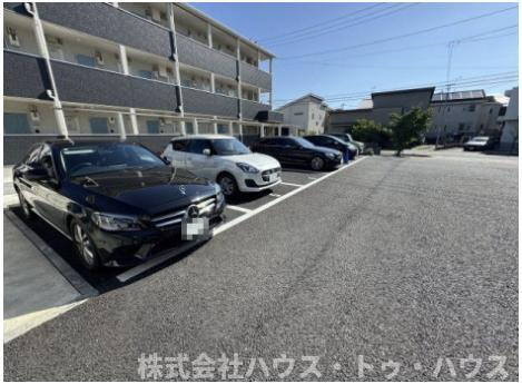 ラ・ブリーズ弐番館の駐車場