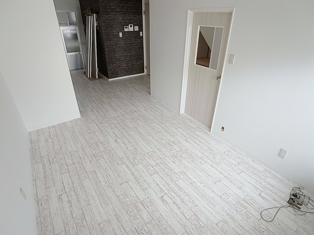 寺池町２丁目貸家の居間・リビング|広々したリビングスペース