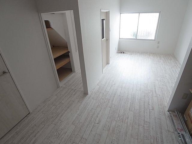 寺池町２丁目貸家の居間・リビング|風通しが良く広々リビング