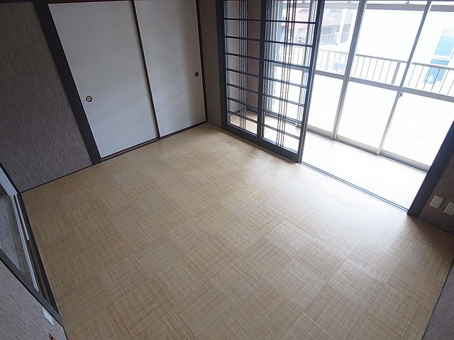 寺池町２丁目貸家の内装|２Ｆの洋室6帖、窓が大きく明るいです