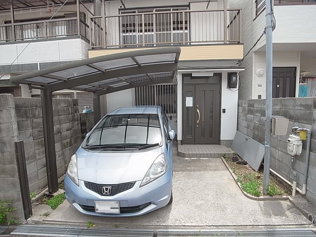 寺池町２丁目貸家の駐車場|屋根付きのカーポート、バイクなども駐車出来ます
