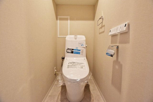 ザ・ガーデネスクシティコムズ館のトイレ|シンプルで清潔感のあるトイレ空間は、限られたスペースながらも使いやすさに配慮されており、毎日気持ちよくお使いいただけます。