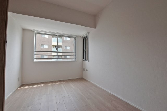 ザ・ガーデネスクシティコムズ館の子供部屋|-洋室5.0帖-
シンプルな内装で、お好みの家具やインテリアを楽しめる洋室です