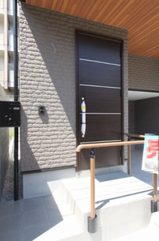 高知市旭天神町第1　1号棟　（全2区画）の玄関|手摺付き