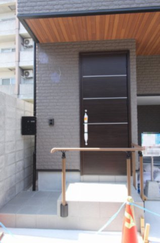 高知市旭天神町第1　1号棟　（全2区画）の玄関|手摺付き