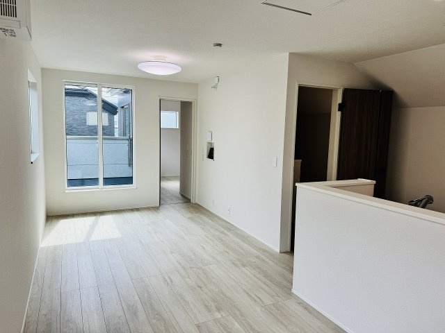 八王子市　散田町　新築一戸建て　２５ー１期の居間・リビング|～14.5帖の明るいLDKで、家族団欒の時間をお過ごしいただけます～