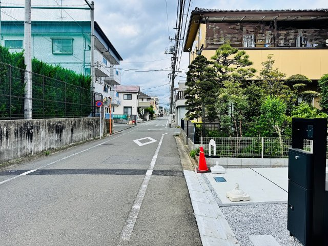 八王子市　散田町　新築一戸建て　２５ー１期の前面道路含む現地写真|～南西側6ｍ道路に面しています～