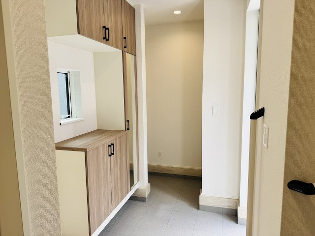 八王子市　散田町　新築一戸建て　２５ー１期の玄関|～シューズインクローク付き　物が溢れがちな玄関をスッキリとした状態に保てます～