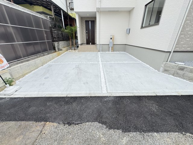 宜野湾市野嵩2期（全2棟）の駐車場|1号棟　並列駐車2台完備♪