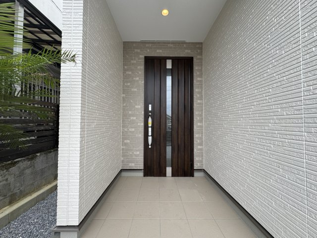 宜野湾市野嵩2期（全2棟）の玄関|1号棟　スマートキー付き♪