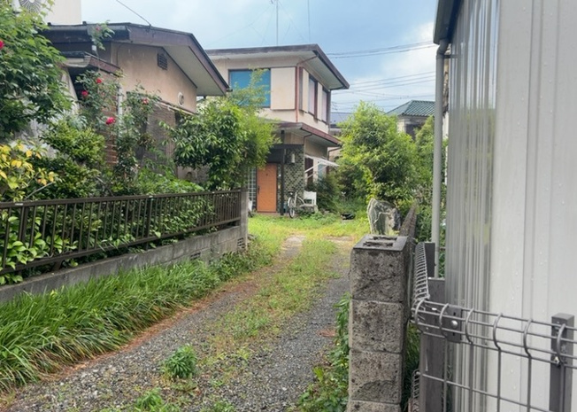 【玄関】 | 玄関は家の顔でもあり、家族以外の目にも止まる場所です。玄関は外との間を仕切る扉、靴などをしまっておく収納スペース、靴脱ぎのたたきスペース、来客とのやり取りをするドアホンなど複数のアイテムからなります。