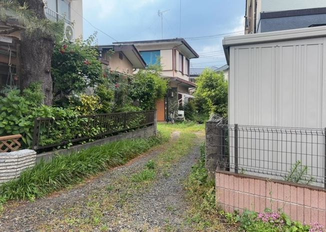 【バルコニー】 | バルコニーは、室外の専用スペースのうち、「屋根がなく開放された空間」であるものを指します。ベランダより広いタイプのものが多く、日当たりもよいため家庭菜園などを楽しみたい人にとって適した環境となります。