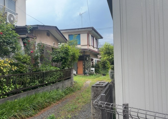 【構造・工法・仕様】 | 木造住宅とは土台、壁、柱など建築物の強度を支える構造体の材に木が使用されている構造を指します。構造体は建物の自重を支えるだけではなく風圧や水圧、積裁荷重などあらゆる衝撃に耐えるための基礎です。