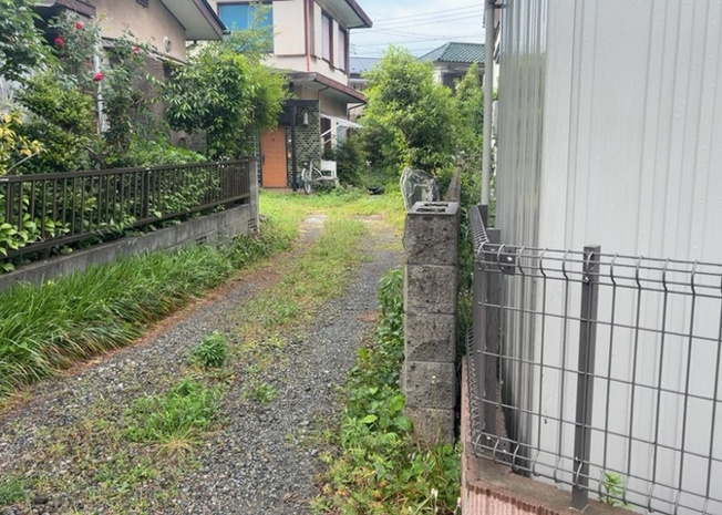 【構造・工法・仕様】 | 建物の基礎工事の方法は、主流となっているベタ基礎（防湿基礎）と布基礎の２種類に分類され、床下の通気性や耐久性などに違いがあります。建物の基礎部分の構造や付帯設備など詳細については現地でご確認ください。
