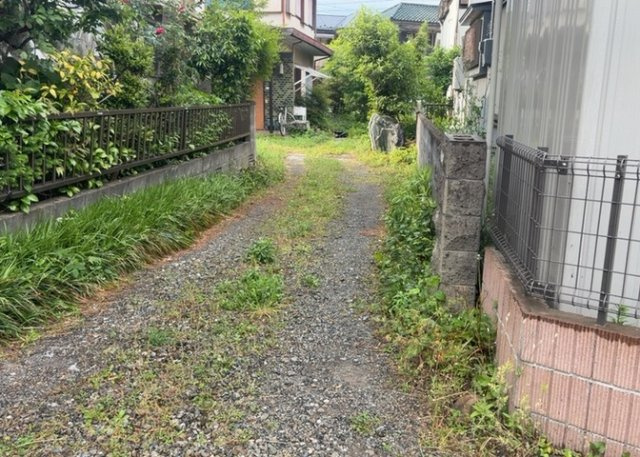 【設備】 | 敷地内に散水栓や立水栓があると便利です。水道水を直接利用できるため、水を運ぶ手間を省くことが出来ます。大量の水を必要とする洗車作業や清掃などに役立ちます。その他設備とあわせて、現地でご確認ください。