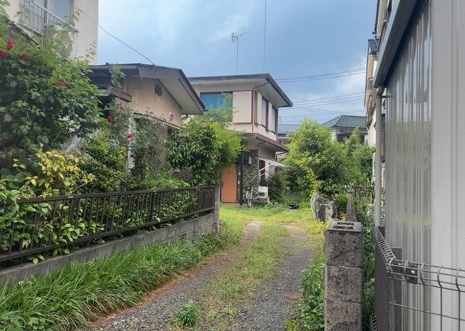 【外観】 | 隣家の土地はどうなっているのか、生活利便施設が近くにあるのか、学校まで近いかなど、お客様のライフスタイルにあわせたイメージが重要です。また、近くにあると困る施設が近くにないかも確認するといいでしょう。