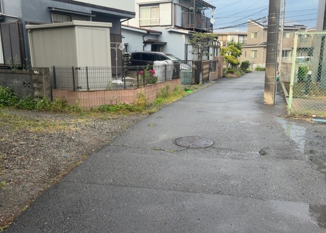 【前面道路含む現地写真】 | 南側道路の場合は長い時間光を入れ込むことができるため、庭やリビングを道路側に持ってくることが多く土地価格も高い傾向にあります。一方北側道路だとリビングや庭が南側になりプライバシーを守ることができます。