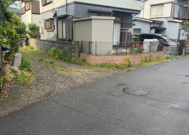 【前面道路含む現地写真】 | 東側道路の場合は居室を南向きに設計しやすいため、朝日が入りやすいというメリットがあります。一方、西側道路も東側同様に居室を南向きに設計しやすいのですが、住宅地だと朝日が入りにくいという弱点があります。