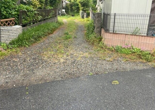 【駐車場】 | 車一台あたりに必要なスペースは、標準サイズの普通自動車で横幅2m50cm、長さ5mは必要になります。ただし、乗降のことも考慮して横幅3m30cm、長さ5m50cmほどは確保できるところを選びましょう。