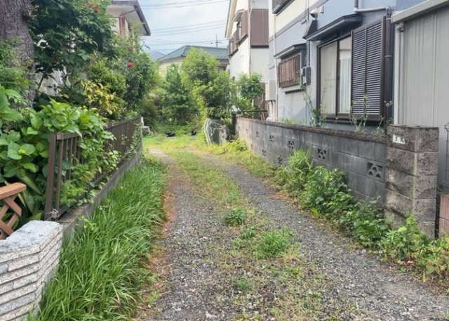 【庭】 | 庭のある家に住むことのメリットとして、子どもたちの遊び場を確保できること、ガーデニングや家庭菜園を楽しめること、明るさを確保できることがあります。また、配置を工夫することでプライバシーが確保できます。
