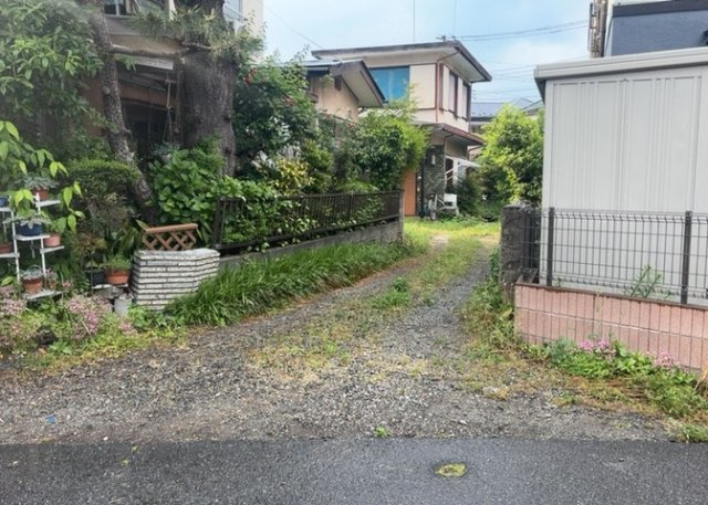 【前面道路含む現地写真】 | 住宅用の土地では前面道路に2m以上接していなければならないと法律で定められています。しかし、お持ちの車のサイズやライフスタイルなどにより、2mでは利便が悪い場合もございますので、事前に確認しましょう。