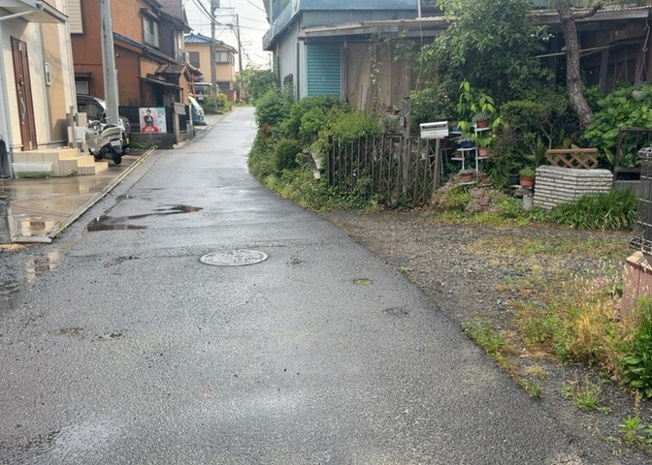 【前面道路含む現地写真】 | 道幅が広い場所は日当たりや風通が良好です。幅が広いのですれ違いも可能ですし大きな車でも駐車可能！一方で、大型車が通ることも多くなるため交通量の増加により騒音に繋がります。また土地の値段が高くなります。
