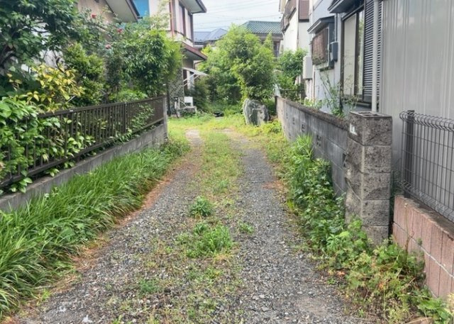 【庭】 | 庭があることでガーデニングや家庭菜園はもちろん、こどもの遊び場やペットを放して遊ぶことができます。また、家の周囲に余裕があるということです。隣地との間があれば、十分な日当たりと、風通しが確保できます。