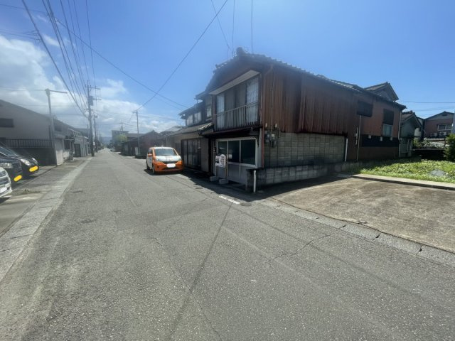 迎町戸建の前面道路含む現地写真