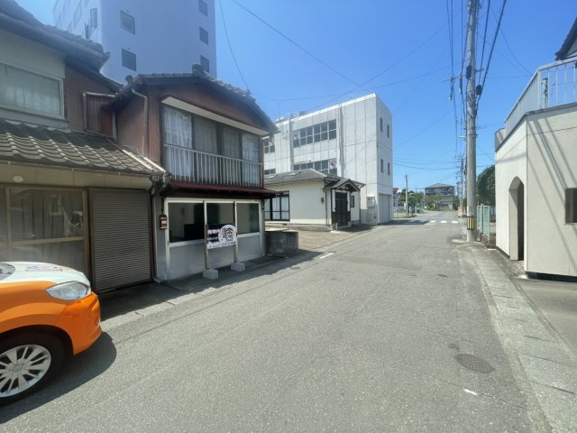 迎町戸建の前面道路含む現地写真