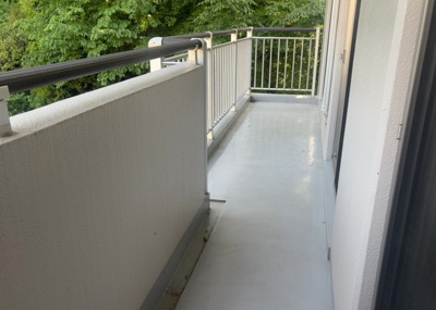 【バルコニー】 | 小山田桜台２９号棟 | バルコニーは、室外の専用スペースのうち、「屋根がなく開放された空間」であるものを指します。ベランダより広いタイプのものが多く、日当たりもよいため家庭菜園などを楽しみたい人にとって適した環境となります。