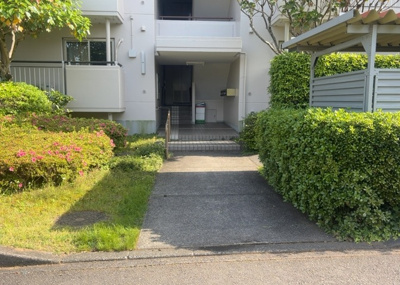 【エントランス】 | 小山田桜台２９号棟 | マンションのエントランスには、もともと風よけや防犯の役割がありますが、マンションによって宅配ボックスなどの設備が備わっている所もあります。日々の生活をイメージしながら生活しやすさをチェックしましょう。