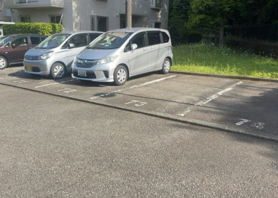 【駐車場】 | 小山田桜台２９号棟 | 車一台あたりに必要なスペースは、標準サイズの普通自動車で横幅2m50cm、長さ5mは必要になります。ただし、乗降のことも考慮して横幅3m30cm、長さ5m50cmほどは確保できるところを選びましょう。