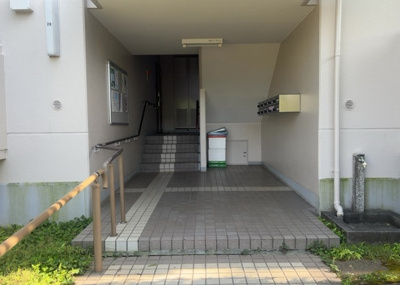【ロビー】 | 小山田桜台２９号棟 | ラウンジは、マンションの共用スペースに椅子やテーブルなどを配置した利用者が寛げる空間です。屋内型ラウンジと屋外型ラウンジがあります。共用部分の管理状況と合わせて、詳細については現地でご確認ください。