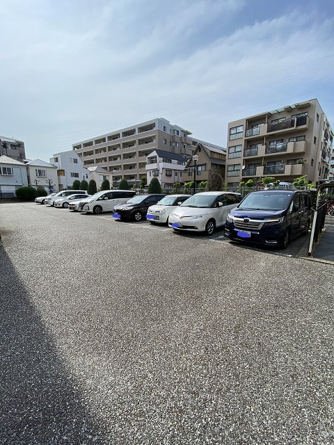 クレール西宮北口の駐車場