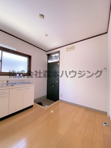 【居間・リビング】 | 　エアロプレーン春日 | ゆったりしたキッチンスペースです
