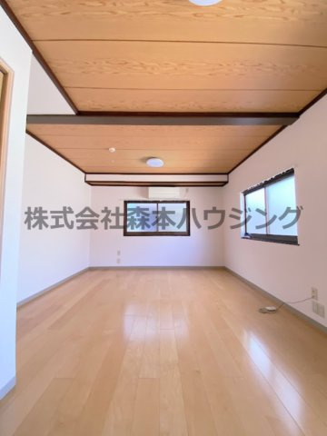 【洋室】 | 　エアロプレーン春日 | 広々とした洋室です
