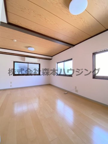 【洋室】 | 　エアロプレーン春日 | 明るい洋室です