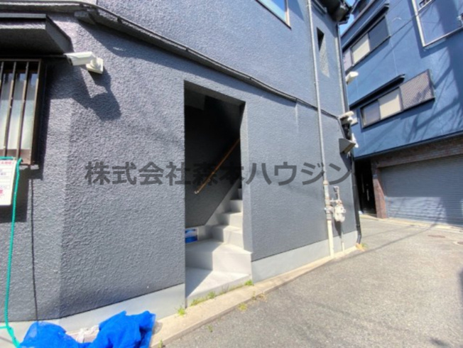 【エントランス】 | 　エアロプレーン春日 | 毎日通るエントランスはこのようになっています
