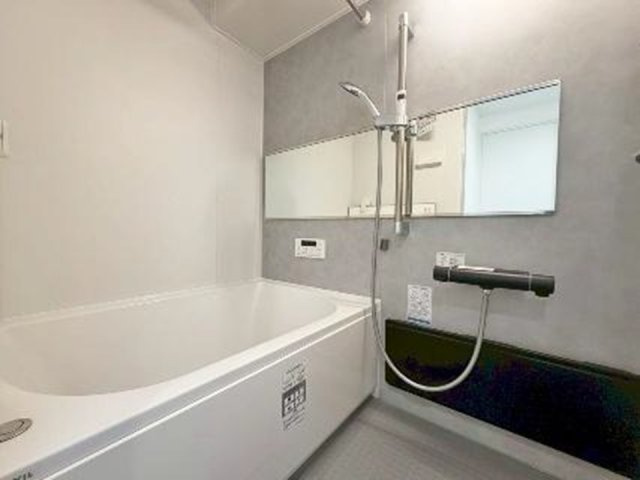 新神戸サンクレバーの浴室|乾燥機付きの浴室は雨の日でも洗濯物が干せるので、忙しい共働きのご家庭では大活躍です。
