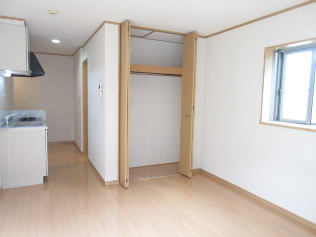 ディアスもえぎ野Ⅱ番館の居間・リビング|洋服収納にも便利なクローゼット