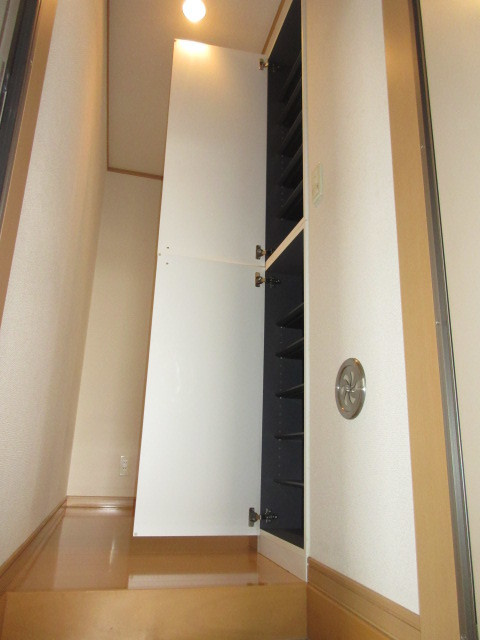 ディアスもえぎ野Ⅱ番館の玄関|玄関にはシューズＢＯＸ完備