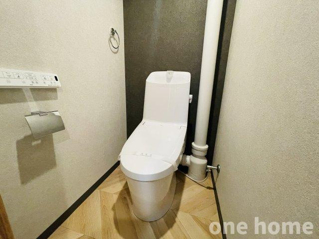 オリエント新大阪アーバンライフのトイレ|◆新調された温水洗浄便座付きトイレです！操作がしやすい壁掛けリモコン♪