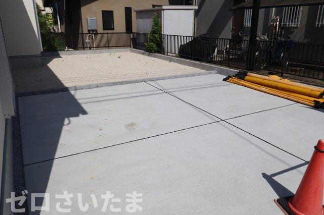 《仲介手数料無料》岩槻区加倉４丁目16-11新築一戸建てリナージュの駐車場|並列で車を２台駐車できます。